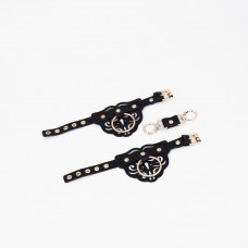 Черные кожаные наручники с клепками, кольцами и золотистой фурнитурой Черные кожаные наручники с клепками, кольцами и золотистой фурнитурой