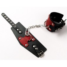 Черные кожаные оковы с красными вставками  Черные кожаные оковы с красными вставками