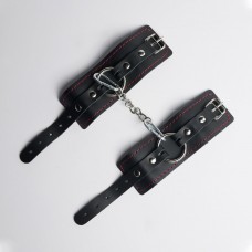 Черные кожаные наручники с красной строчкой Черные кожаные наручники с красной строчкой