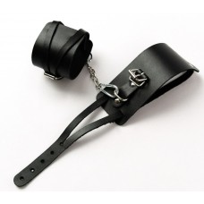 Черные кожаные оковы с креплением в виде веревочек Черные кожаные оковы с креплением в виде веревочек