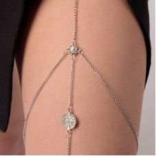 Серебристый аксессуар на бедро с оригинальным дизайном Серебристый аксессуар на бедро с оригинальным дизайном